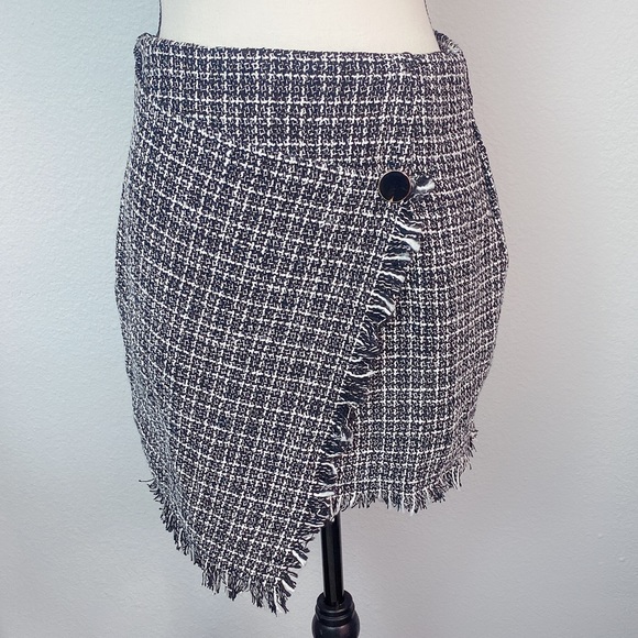 SHEIN Dresses & Skirts - 5S SHEIN black plaid asymmetrical mini skirt